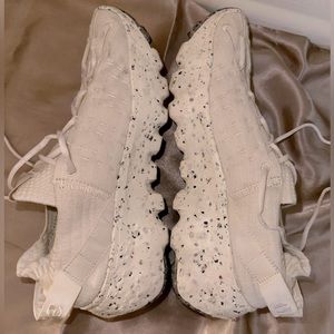 White Nike trainers - Space Hippie 04 (sand/coconut milk/summit white)